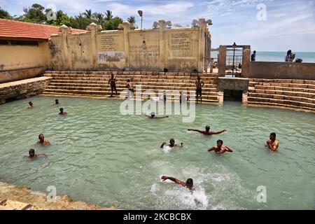 Hinduistische Anhänger baden in den Keerimalai Sacred Hot Springs auf dem Gelände des Keerimalai Hindu Temple (Keerimalai Kovil) in Keerimalai, Jaffna, Sri Lanka. Die heiligen Keerimalai Springs sind eine Mineralwasserquelle, die für ihre heilenden Eigenschaften bekannt ist und in unmittelbarer Nähe zum Ozean liegt. (Foto von Creative Touch Imaging Ltd./NurPhoto) Stockfoto
