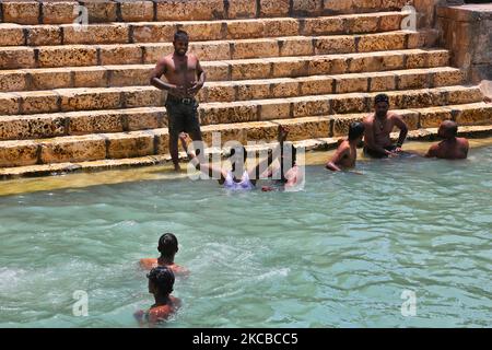 Hinduistische Anhänger baden in den Keerimalai Sacred Hot Springs auf dem Gelände des Keerimalai Hindu Temple (Keerimalai Kovil) in Keerimalai, Jaffna, Sri Lanka. Die heiligen Keerimalai Springs sind eine Mineralwasserquelle, die für ihre heilenden Eigenschaften bekannt ist und in unmittelbarer Nähe zum Ozean liegt. (Foto von Creative Touch Imaging Ltd./NurPhoto) Stockfoto