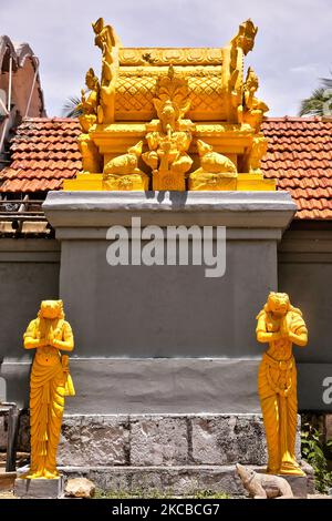 Figuren hinduistischer Gottheiten schmücken den Keerimalai Kassi Wisvanathar Tempel in Keerimalai, Jaffna, Sri Lanka. (Foto von Creative Touch Imaging Ltd./NurPhoto) Stockfoto