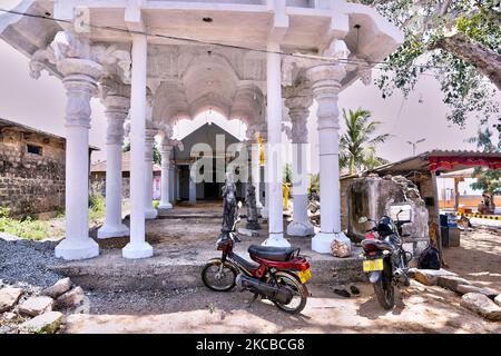 Rekonstruktion eines Teils des Keerimalai Kassi Wisvanathar Tempels in Keerimalai, Jaffna, Sri Lanka. Im Jahr 1993 wurde der Tempel durch Bombenangriffe der srilankischen Luftwaffe während des 26-jährigen Bürgerkrieges zwischen der srilankischen Armee und der LTTE (Liberation Tigers of Tamil Eelam) beschädigt. Die Vereinten Nationen schätzen, dass während des Krieges etwa 40.000 Menschen getötet wurden. (Foto von Creative Touch Imaging Ltd./NurPhoto) Stockfoto