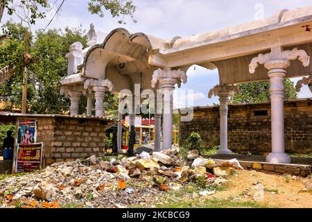 Rekonstruktion eines Teils des Keerimalai Kassi Wisvanathar Tempels in Keerimalai, Jaffna, Sri Lanka. Im Jahr 1993 wurde der Tempel durch Bombenangriffe der srilankischen Luftwaffe während des 26-jährigen Bürgerkrieges zwischen der srilankischen Armee und der LTTE (Liberation Tigers of Tamil Eelam) beschädigt. Die Vereinten Nationen schätzen, dass während des Krieges etwa 40.000 Menschen getötet wurden. (Foto von Creative Touch Imaging Ltd./NurPhoto) Stockfoto