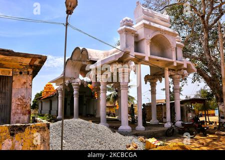 Rekonstruktion eines Teils des Keerimalai Kassi Wisvanathar Tempels in Keerimalai, Jaffna, Sri Lanka. Im Jahr 1993 wurde der Tempel durch Bombenangriffe der srilankischen Luftwaffe während des 26-jährigen Bürgerkrieges zwischen der srilankischen Armee und der LTTE (Liberation Tigers of Tamil Eelam) beschädigt. Die Vereinten Nationen schätzen, dass während des Krieges etwa 40.000 Menschen getötet wurden. (Foto von Creative Touch Imaging Ltd./NurPhoto) Stockfoto