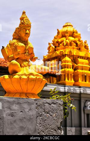 Figuren hinduistischer Gottheiten schmücken den Keerimalai Kassi Wisvanathar Tempel in Keerimalai, Jaffna, Sri Lanka. (Foto von Creative Touch Imaging Ltd./NurPhoto) Stockfoto