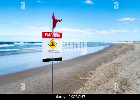 Warnung kein Schwimmschild am Strand Rote Flagge Stockfoto