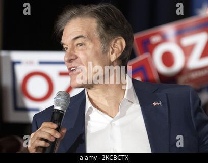 Wexford, Usa. 04.. November 2022. Dr. Mehmet Oz, republikanischer Senatskandidat in Pennsylvania, spricht am Freitag, den 4. November 2022, bei einer Kundgebung im Chadwick in Wexford, Pennsylvania, an Unterstützer. Foto von Archie Corper/UPI Credit: UPI/Alamy Live News Stockfoto