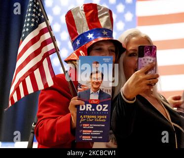 Wexford, Usa. 04.. November 2022. Unterstützer des Senats in Pennsylvania, Dr. Mehmet Oz nach der Kundgebung am 4. November 2022 im Chadwick in Wexford, Pennsylvania. Foto von Archie Corper/UPI Credit: UPI/Alamy Live News Stockfoto