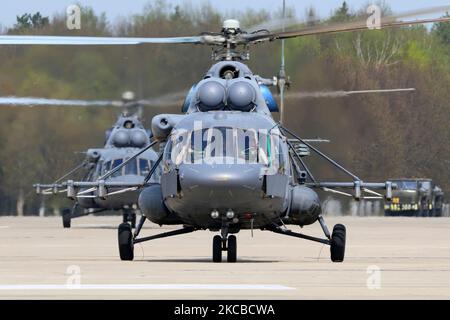MIL Mi-8AMTSH militärische Transporthubschrauber der russischen Luftwaffe Rollen. Stockfoto