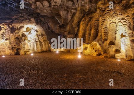 Die Höhlen von Hercules (Grottes d'Hercule) in Tanger (Tanger), Marokko, Afrika. Die Höhlen von Herkules sind ein archäologischer Höhlenkomplex in Cape Spartel, Marokko. Die Legende besagt, dass der römische Gott Herkules in dieser Höhle blieb und schlief, bevor er seine 11.-jährige Arbeit verrichten konnte (eine der 12 Arbeiten, die König Eurystheus von Tiryns ihm gegeben hatte), die goldene Äpfel aus dem Hesperides-Garten holen sollte. (Foto von Creative Touch Imaging Ltd./NurPhoto) Stockfoto