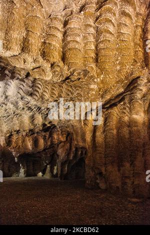 Die Höhlen von Hercules (Grottes d'Hercule) in Tanger (Tanger), Marokko, Afrika. Die Höhlen von Herkules sind ein archäologischer Höhlenkomplex in Cape Spartel, Marokko. Die Legende besagt, dass der römische Gott Herkules in dieser Höhle blieb und schlief, bevor er seine 11.-jährige Arbeit verrichten konnte (eine der 12 Arbeiten, die König Eurystheus von Tiryns ihm gegeben hatte), die goldene Äpfel aus dem Hesperides-Garten holen sollte. (Foto von Creative Touch Imaging Ltd./NurPhoto) Stockfoto