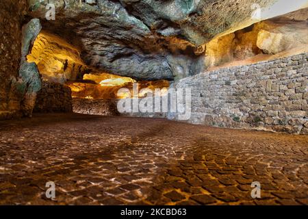 Die Höhlen von Hercules (Grottes d'Hercule) in Tanger (Tanger), Marokko, Afrika. Die Höhlen von Herkules sind ein archäologischer Höhlenkomplex in Cape Spartel, Marokko. Die Legende besagt, dass der römische Gott Herkules in dieser Höhle blieb und schlief, bevor er seine 11.-jährige Arbeit verrichten konnte (eine der 12 Arbeiten, die König Eurystheus von Tiryns ihm gegeben hatte), die goldene Äpfel aus dem Hesperides-Garten holen sollte. (Foto von Creative Touch Imaging Ltd./NurPhoto) Stockfoto