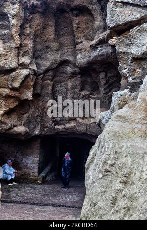 Eintritt zu den Herkules-Höhlen (Grottes d'Hercule) in Tanger (Tanger), Marokko, Afrika. Die Höhlen von Herkules sind ein archäologischer Höhlenkomplex in Cape Spartel, Marokko. Die Legende besagt, dass der römische Gott Herkules in dieser Höhle blieb und schlief, bevor er seine 11.-jährige Arbeit verrichten konnte (eine der 12 Arbeiten, die König Eurystheus von Tiryns ihm gegeben hatte), die goldene Äpfel aus dem Hesperides-Garten holen sollte. (Foto von Creative Touch Imaging Ltd./NurPhoto) Stockfoto