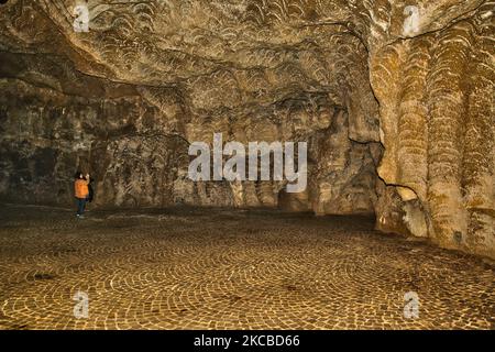 Die Höhlen von Hercules (Grottes d'Hercule) in Tanger (Tanger), Marokko, Afrika. Die Höhlen von Herkules sind ein archäologischer Höhlenkomplex in Cape Spartel, Marokko. Die Legende besagt, dass der römische Gott Herkules in dieser Höhle blieb und schlief, bevor er seine 11.-jährige Arbeit verrichten konnte (eine der 12 Arbeiten, die König Eurystheus von Tiryns ihm gegeben hatte), die goldene Äpfel aus dem Hesperides-Garten holen sollte. (Foto von Creative Touch Imaging Ltd./NurPhoto) Stockfoto