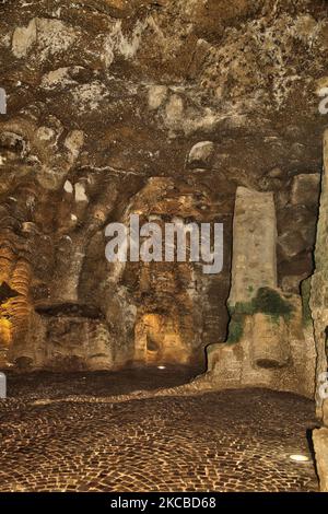 Die Höhlen von Hercules (Grottes d'Hercule) in Tanger (Tanger), Marokko, Afrika. Die Höhlen von Herkules sind ein archäologischer Höhlenkomplex in Cape Spartel, Marokko. Die Legende besagt, dass der römische Gott Herkules in dieser Höhle blieb und schlief, bevor er seine 11.-jährige Arbeit verrichten konnte (eine der 12 Arbeiten, die König Eurystheus von Tiryns ihm gegeben hatte), die goldene Äpfel aus dem Hesperides-Garten holen sollte. (Foto von Creative Touch Imaging Ltd./NurPhoto) Stockfoto