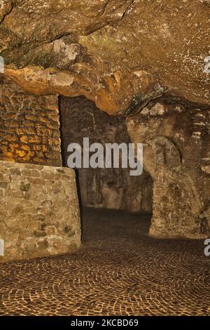 Die Höhlen von Hercules (Grottes d'Hercule) in Tanger (Tanger), Marokko, Afrika. Die Höhlen von Herkules sind ein archäologischer Höhlenkomplex in Cape Spartel, Marokko. Die Legende besagt, dass der römische Gott Herkules in dieser Höhle blieb und schlief, bevor er seine 11.-jährige Arbeit verrichten konnte (eine der 12 Arbeiten, die König Eurystheus von Tiryns ihm gegeben hatte), die goldene Äpfel aus dem Hesperides-Garten holen sollte. (Foto von Creative Touch Imaging Ltd./NurPhoto) Stockfoto