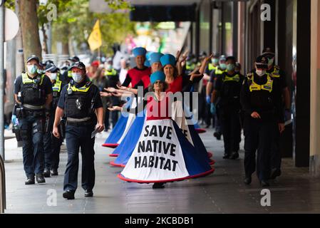 Die Demonstranten marschieren am Mittwoch, dem 24. März 2021, während einer von einer globalen Umweltbewegung organisierten Demonstration der Gruppe Extinction Rebellion in Melbourne, Australien, organisierten Demonstration die Straße entlang. Die Aktivistengruppe Extinction Rebellion veranstaltet eine Reihe von Veranstaltungen in den australischen Hauptstädten, die Demonstrationen in Melbourne werden eine Dauer von 6 Tagen haben und Maßnahmen in Umweltfragen fördern. (Foto von Mikko Robles/NurPhoto) Stockfoto