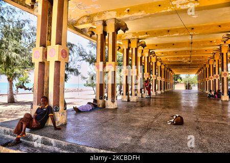 Die Menschen entspannen und schlafen, um der heißen Morgensonne am Keerimalai Naguleswaram Hindu Tempel (Thirutambaleswaram Kovil von Keerimalai) in Keerimalai, Jaffna, Sri Lanka zu entkommen. Dieser Tempel ist einer der ältesten Schreine der Region und wurde nach der portugiesischen Eroberung des Jaffna-Königreichs von Jesuitenmissionaren weitgehend zerstört. Es wurde später 1894 von Arumuka Navalar restauriert und 1983 von der srilankischen Armee besetzt und 1993 von der srilankischen Luftwaffe bombardiert. Der Tempel wird nun restauriert. (Foto von Creative Touch Imaging Ltd./NurPhoto) Stockfoto