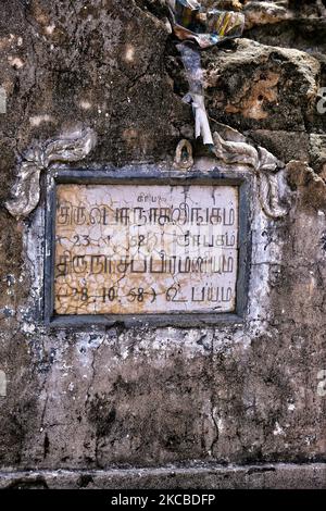 Plakette ziert die Ruinen des Keerimalai Naguleswaram Hindu Temple (Thirutambaleswaram Kovil of Keerimalai) in Keerimalai, Sri Lanka. Dieser Tempel ist einer der ältesten Schreine der Region und wurde nach der portugiesischen Eroberung des Jaffna-Königreichs von Jesuitenmissionaren weitgehend zerstört. Es wurde später 1894 von Arumuka Navalar restauriert und 1983 von der srilankischen Armee besetzt und 1993 von der srilankischen Luftwaffe bombardiert. Der Tempel wird nun restauriert. (Foto von Creative Touch Imaging Ltd./NurPhoto) Stockfoto