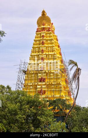Raja Gopuram Turm des Keerimalai Naguleswaram Hindu Temple (Thirutambaleswaram Kovil von Keerimalai) in Keerimalai, Jaffna, Sri Lanka. Dieser Tempel ist einer der ältesten Schreine der Region und wurde nach der portugiesischen Eroberung des Jaffna-Königreichs von Jesuitenmissionaren weitgehend zerstört. Es wurde später 1894 von Arumuka Navalar restauriert und 1983 von der srilankischen Armee besetzt und 1993 von der srilankischen Luftwaffe bombardiert. Der Tempel wird nun restauriert. (Foto von Creative Touch Imaging Ltd./NurPhoto) Stockfoto
