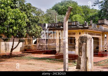 Ruinen von Häusern, die während des Bürgerkrieges in Keerimalai, Jaffna, Sri Lanka, von einer Bombe zerstört wurden. Diese Gebäude befinden sich nun in einem von der srilankischen Armee kontrollierten Militärgelände. Dies ist nur eine der vielen Erinnerungen an die tiefen Narben, die während des 26-jährigen Bürgerkrieges zwischen der srilankischen Armee und der LTTE (Liberation Tigers of Tamil Eelam) entstanden sind. Die Vereinten Nationen schätzen, dass während des Krieges etwa 40.000 Menschen getötet wurden. (Foto von Creative Touch Imaging Ltd./NurPhoto) Stockfoto