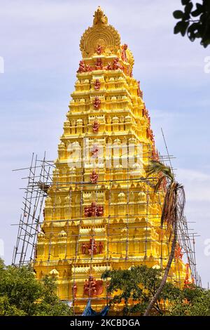 Raja Gopuram Turm des Keerimalai Naguleswaram Hindu Temple (Thirutambaleswaram Kovil von Keerimalai) in Keerimalai, Jaffna, Sri Lanka. Dieser Tempel ist einer der ältesten Schreine der Region und wurde nach der portugiesischen Eroberung des Jaffna-Königreichs von Jesuitenmissionaren weitgehend zerstört. Es wurde später 1894 von Arumuka Navalar restauriert und 1983 von der srilankischen Armee besetzt und 1993 von der srilankischen Luftwaffe bombardiert. Der Tempel wird nun restauriert. (Foto von Creative Touch Imaging Ltd./NurPhoto) Stockfoto