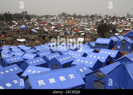 Rohingya-Flüchtlinge suchen nach ihren Habseligkeiten, nachdem am 24. März 2021 im Flüchtlingslager Balukhali rohingya, Cox's Bazar, ein Feuer ausbrach. Ein riesiges Feuer, das am Montag durch ein Rohingya-Flüchtlingslager im Süden von Bangladesch gefegt wurde, zerstörte Tausende von Häusern und tötete mindestens sieben Menschen bei dem schlimmsten Brand, der die Siedlung in den letzten Jahren getroffen hat, so der Bericht des Feuerwehr. (Foto von Kazi Salahuddin Razu/NurPhoto) Stockfoto