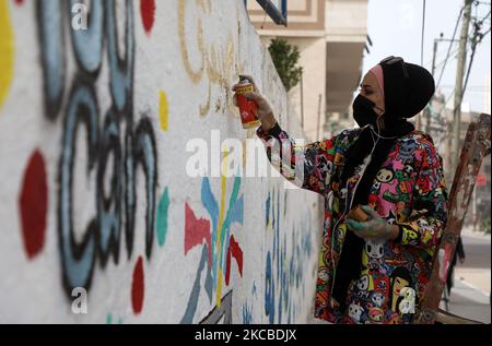 Ein palästinensischer Künstler malt ein Wandgemälde, das die palästinensischen Wahlen in Gaza-Stadt am 24. März 2021 darstellt. (Foto von Majdi Fathi/NurPhoto) Stockfoto