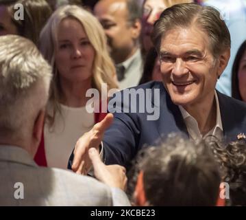 Wexford, Usa. 04.. November 2022. Dr. Mehmet Oz, republikanischer Senatskandidat in Pennsylvania, begrüßt seine Anhänger während einer Kundgebung im Chadwick in Wexford, Pennsylvania, am Freitag, den 4. November 2022. Foto von Archie Corper/UPI Credit: UPI/Alamy Live News Stockfoto