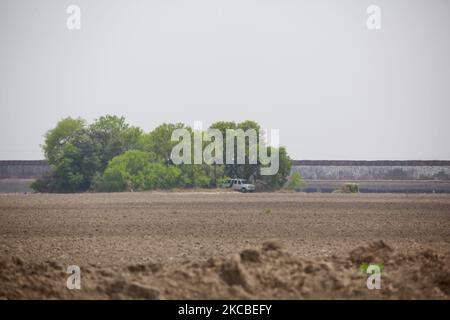 Ein Grenzpatrouillenfahrzeug versteckt sich am Mittwoch, den 24.. März, an der US-mexikanischen Grenzmauer in Donna, Texas. (Foto von Reginald Mathalone/NurPhoto) Stockfoto