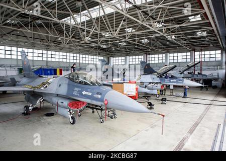 Die rumänische Luftwaffe F-16 befindet sich im Wartungshangar eines Flugstützpunktes in Rumänien. Stockfoto