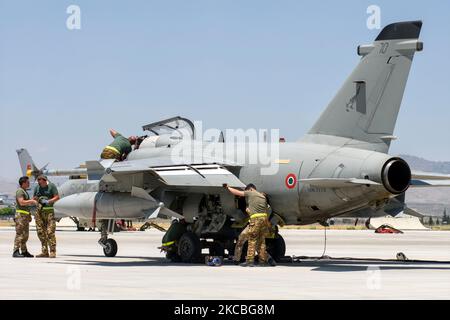 Flieger, die an einem AMX-Flugzeug der italienischen Luftwaffe in Konya, Türkei, arbeiten. Stockfoto