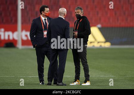 (L-R) Jose Francisco Molina, Sportdirektor des RFEF, Luis Rubiales, Präsident des spanischen Fußballverbands, und Luis Enrique, Cheftrainer Spaniens, sprechen vor dem Qualifikationsspiel der FIFA Fußball-Weltmeisterschaft 2022 in Katar zwischen Spanien und Griechenland am 25. März 2021 im Estadio Nuevo Los Carmenes in Granada, Spanien. (Foto von Jose Breton/Pics Action/NurPhoto) Stockfoto