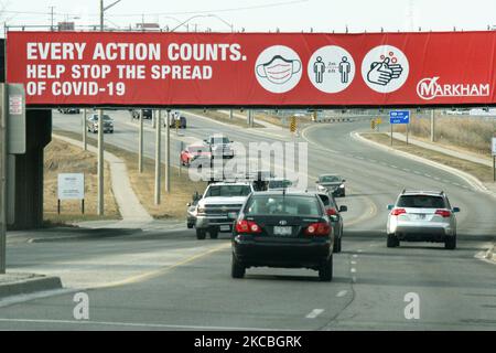 Banner, das die Bewohner über Vorsichtsmaßnahmen informiert, die getroffen werden sollten, um die Ausbreitung des neuartigen Coronavirus (COVID-19) am 23. März 2021 in Markham, Ontario, Kanada, zu verlangsamen. (Foto von Creative Touch Imaging Ltd./NurPhoto) Stockfoto