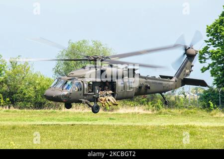 Ein Hubschrauber der US Army UH-60m Black Hawk in der Juliet Drop Zone, Italien. Stockfoto