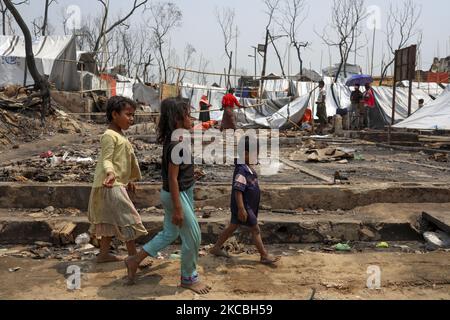 Kinder laufen in Rohingya Cam, nachdem am 26. März 2021 ein massives Feuer auf Cox's Bazar, Bangladesch, ausgebrochen war. (Foto von Kazi Salahuddin Razu/NurPhoto) Stockfoto