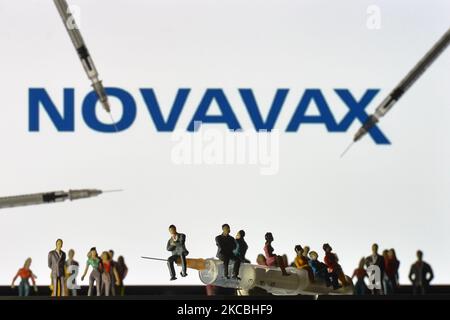 Medizinische Spritzen und kleine Figuren von Menschen sind vor dem Pfizer-Logo auf einem Bildschirm zu sehen. Am Samstag, den 26. März 2021, in Dublin, Irland. (Foto von Artur Widak/NurPhoto) Stockfoto