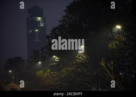 Ein rauchiges und nebliges Wetter in Kathmandu, Nepal am Freitag, den 26. März 2021. Der AQI-Verschmutzungsgrad stieg am Freitag aufgrund des zunehmenden Waldbrands in den Dschungeln stetig auf den gefährlichen Stand an. (Foto von Narayan Maharjan/NurPhoto) Stockfoto