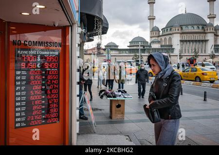 Am 24. März 2021 passieren Fußgänger die Wechselstufe, die eine Schwächung der Lira in der Istiklal-Straße in Istanbul, Türkei, zeigen. Eine Woche nachdem der türkische Präsident Recep Tayyip Erdogan den Gouverneur der Zentralbank überraschend entlassen hatte, verlor die türkische Lira 10 Prozent ihres Wertes. Die Währung und die türkischen Märkte wurden seit der Entscheidung rattelt. (Foto von Diego Cupolo/NurPhoto) Stockfoto