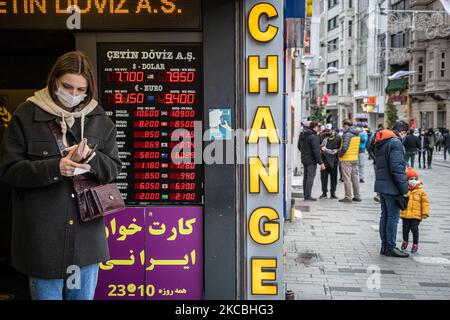 Am 24. März 2021 passieren Fußgänger die Wechselstufe, die eine Schwächung der Lira in der Istiklal-Straße in Istanbul, Türkei, zeigen. Eine Woche nachdem der türkische Präsident Recep Tayyip Erdogan den Gouverneur der Zentralbank überraschend entlassen hatte, verlor die türkische Lira 10 Prozent ihres Wertes. Die Währung und die türkischen Märkte wurden seit der Entscheidung rattelt. (Foto von Diego Cupolo/NurPhoto) Stockfoto