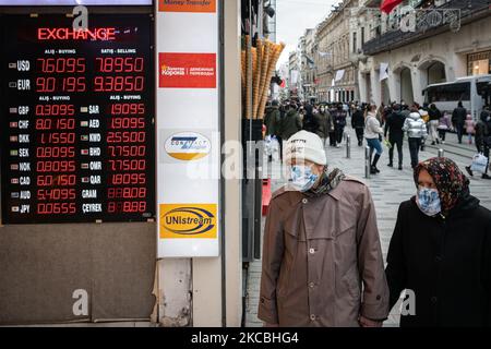 Am 24. März 2021 passieren Fußgänger die Wechselstufe, die eine Schwächung der Lira in der Istiklal-Straße in Istanbul, Türkei, zeigen. Eine Woche nachdem der türkische Präsident Recep Tayyip Erdogan den Gouverneur der Zentralbank überraschend entlassen hatte, verlor die türkische Lira 10 Prozent ihres Wertes. Die Währung und die türkischen Märkte wurden seit der Entscheidung rattelt. (Foto von Diego Cupolo/NurPhoto) Stockfoto