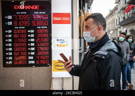 Am 24. März 2021 passieren Fußgänger die Wechselstufe, die eine Schwächung der Lira in der Istiklal-Straße in Istanbul, Türkei, zeigen. Eine Woche nachdem der türkische Präsident Recep Tayyip Erdogan den Gouverneur der Zentralbank überraschend entlassen hatte, verlor die türkische Lira 10 Prozent ihres Wertes. Die Währung und die türkischen Märkte wurden seit der Entscheidung rattelt. (Foto von Diego Cupolo/NurPhoto) Stockfoto