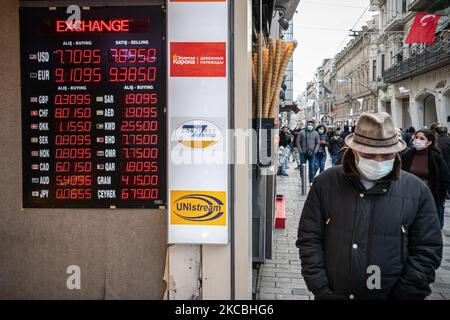 Am 24. März 2021 passieren Fußgänger die Wechselstufe, die eine Schwächung der Lira in der Istiklal-Straße in Istanbul, Türkei, zeigen. Eine Woche nachdem der türkische Präsident Recep Tayyip Erdogan den Gouverneur der Zentralbank überraschend entlassen hatte, verlor die türkische Lira 10 Prozent ihres Wertes. Die Währung und die türkischen Märkte wurden seit der Entscheidung rattelt. (Foto von Diego Cupolo/NurPhoto) Stockfoto