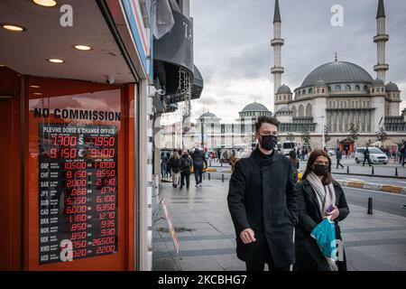 Am 24. März 2021 passieren Fußgänger die Wechselstufe, die eine Schwächung der Lira in der Istiklal-Straße in Istanbul, Türkei, zeigen. Eine Woche nachdem der türkische Präsident Recep Tayyip Erdogan den Gouverneur der Zentralbank überraschend entlassen hatte, verlor die türkische Lira 10 Prozent ihres Wertes. Die Währung und die türkischen Märkte wurden seit der Entscheidung rattelt. (Foto von Diego Cupolo/NurPhoto) Stockfoto