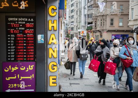 Am 24. März 2021 passieren Fußgänger die Wechselstufe, die eine Schwächung der Lira in der Istiklal-Straße in Istanbul, Türkei, zeigen. Eine Woche nachdem der türkische Präsident Recep Tayyip Erdogan den Gouverneur der Zentralbank überraschend entlassen hatte, verlor die türkische Lira 10 Prozent ihres Wertes. Die Währung und die türkischen Märkte wurden seit der Entscheidung rattelt. (Foto von Diego Cupolo/NurPhoto) Stockfoto