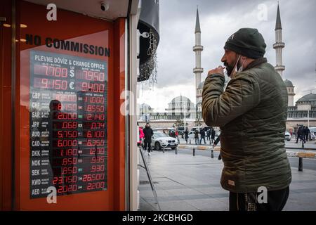 Am 24. März 2021 passieren Fußgänger die Wechselstufe, die eine Schwächung der Lira in der Istiklal-Straße in Istanbul, Türkei, zeigen. Eine Woche nachdem der türkische Präsident Recep Tayyip Erdogan den Gouverneur der Zentralbank überraschend entlassen hatte, verlor die türkische Lira 10 Prozent ihres Wertes. Die Währung und die türkischen Märkte wurden seit der Entscheidung rattelt. (Foto von Diego Cupolo/NurPhoto) Stockfoto