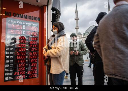 Am 24. März 2021 passieren Fußgänger die Wechselstufe, die eine Schwächung der Lira in der Istiklal-Straße in Istanbul, Türkei, zeigen. Eine Woche nachdem der türkische Präsident Recep Tayyip Erdogan den Gouverneur der Zentralbank überraschend entlassen hatte, verlor die türkische Lira 10 Prozent ihres Wertes. Die Währung und die türkischen Märkte wurden seit der Entscheidung rattelt. (Foto von Diego Cupolo/NurPhoto) Stockfoto