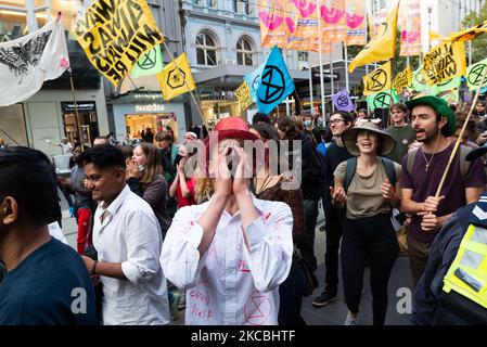 Ein Demonstrator singt während einer Demonstration, die von der globalen Umweltbewegung Extinction Rebellion organisiert wurde und am Freitag, den 26. März 2021, in der State Library in Melbourne, Australien begann. Die Aktivistengruppe Extinction Rebellion veranstaltet eine Reihe von Veranstaltungen in den australischen Hauptstädten, die Demonstrationen in Melbourne werden eine Dauer von 6 Tagen haben und Maßnahmen in Umweltfragen fördern. (Foto von Mikko Robles/NurPhoto) Stockfoto