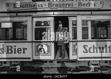 Eine historische Straßenbahn in West-Berlin, Deutschland, 1983. Stockfoto