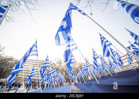 Die Gemeinde Athen hat am 24. März 2021 auf dem Syntagma-Platz 200 Flaggen zum Gedenken an den 200.. Jahrestag der griechischen Revolution gegen das Osmanische Reich in Athen, Griechenland, aufgestellt. (Foto von Maria Chourdari/NurPhoto) Stockfoto