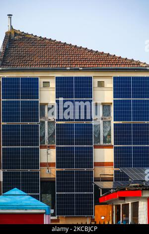 Am 26. März 2021 werden an der Vorderwand eines alten Hauses im Zentrum von Krakau, Polen, mehrere Solarkollektorpaneele angebracht. Der jüngste Boom bei der Solarenergie wurde zum Teil durch Photovoltaik-Mikroinstallationen in den Häusern der Menschen geschürt, die durch ein erfolgreiches staatliches Subventionsprogramm unterstützt wurden. Die Entwicklung kommt zustande, da die Regierung versucht, sich schrittweise von der Abhängigkeit von Kohle zu entfernen, wobei erneuerbare Energien eine immer größere Rolle im Energiemix des Landes spielen. (Foto von Beata Zawrzel/NurPhoto) Stockfoto