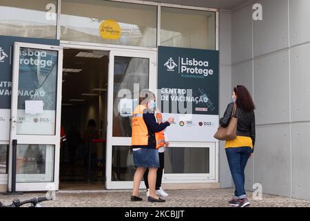 Eine allgemeine Ansicht der Menschen, die am 27. März 2021 im Parque das Nações, Altice Arena, in Lissabon, Portugal, auf die erste Dosis des Impfstoffs AstraZeneca Covid-19 warten. Das Gesundheitsministerium hat bekannt gegeben, dass die erste Impfrunde das Vorschulpersonal und das Grundpersonal abdecken wird. Je nach Anzahl werden Impfstoffe in speziellen Impfzentren, Gesundheitszentren oder Schulen durchgeführt. (Foto von Nuno Cruz/NurPhoto) Stockfoto